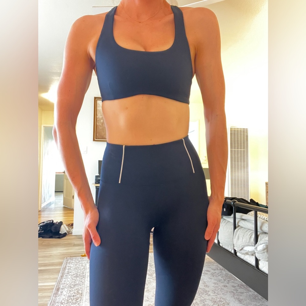 Navy blue Vuori Evolve leggings